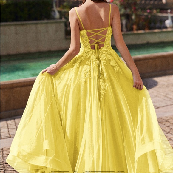 NWT: Prom Dress in Trendy Pale Yellow! Size 4 - Picture 2 of 5